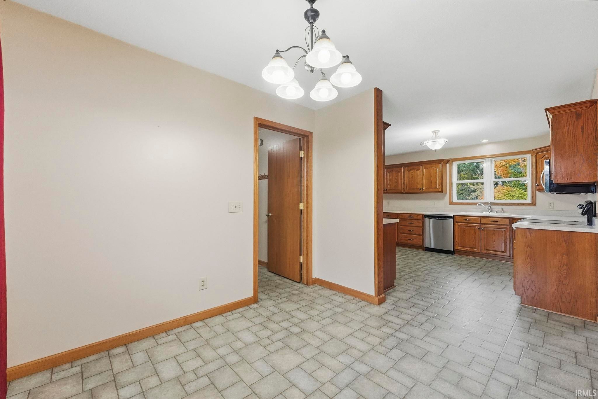 Image of 9540 E 500 South Road